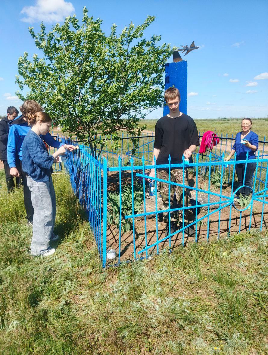 Благоустроили территорию у Обелиска летчику Юрию Рыжову